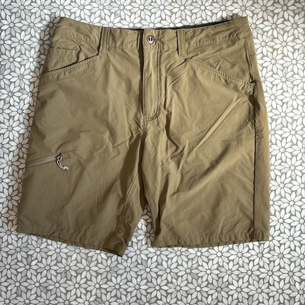 Patagonia Men’s Flat Front Shorts in Olive/Tan